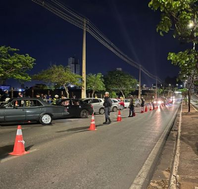 ​Opera��o Lei Seca resulta na pris�o de 14 motoristas que dirigiam embriagados