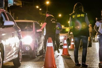 Blitz da Lei Seca prende tr�s motoristas por embriaguez e apreende 18 ve�culos em Cuiab�