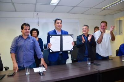 Prefeito sanciona lei que implanta piso nacional aos Agentes Comunit�rios de Sa�de