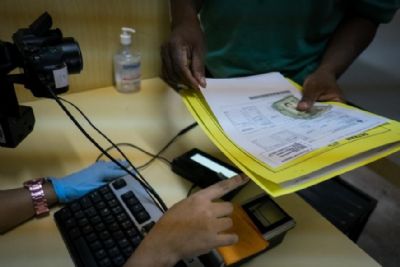 Licenciamento de ve�culos com placa final 8 vence na sexta-feira (30)
