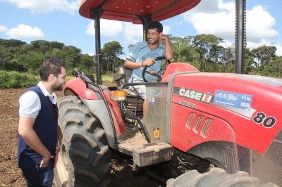Prefeitura entrega equipamentos agr�colas para uso de pequenos produtores rurais