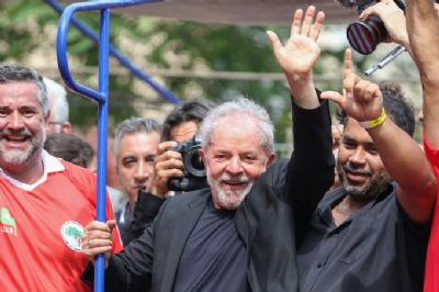 Com Lula solto, deputados analisam PEC da segunda inst�ncia