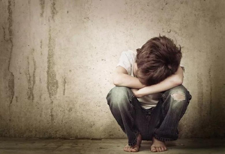 Menino de 7 anos � encontrado abandonado em resid�ncia de VG