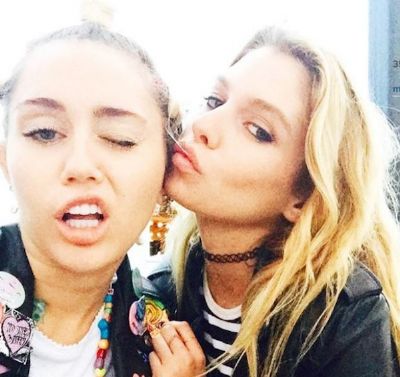 Miley Cyrus tem fotos �ntimas com a ex vazadas nas redes sociais