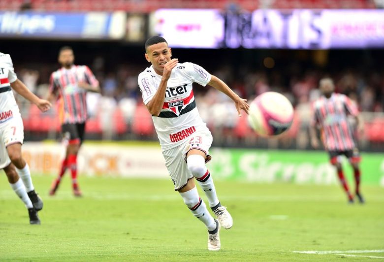 Marcos Guilherme joga todas desde a estreia e vira protagonista no S�o Paulo
