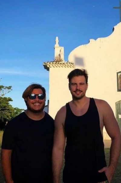 Marcus Majella e namorado curtem Trancoso ao lado de m�e e tia