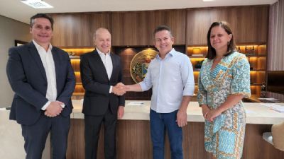 Mauro Mendes transmite cargo ao vice Otaviano Pivetta