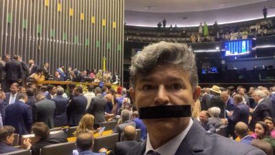 Medeiros ​toma posse e usa �morda�a� em protesto contra ministro do STF
