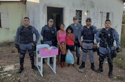​Crian�a de 9 anos que estudava no ch�o ganha mesa e material escolar de PMs em MT