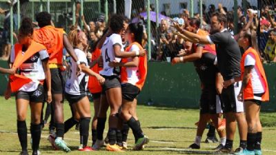 Mixto contrata lateral-esquerda e renova com goleira