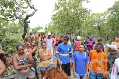 Despejados ocupam �rea vizinha e tentam retornar �s casas