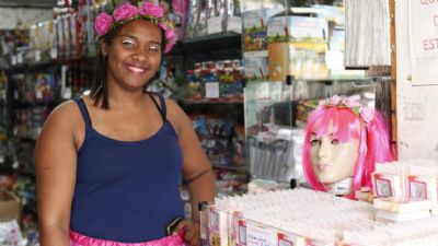 Foli�es apostam em 'c�lios de LED' para brilhar no carnaval do Rio; m�dicos alertam para riscos