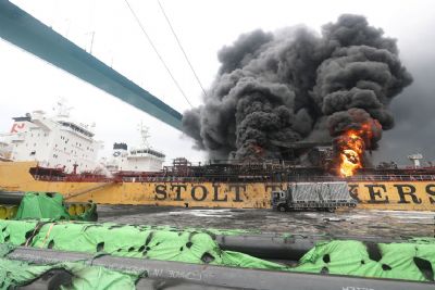 Navio que transportava petr�leo explode na Coreia do Sul