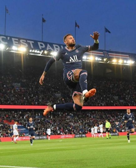 Neymar faz gol pelo d�cimo jogo seguido e ajuda PSG a bater o Toulouse
