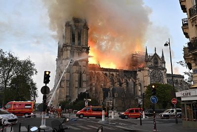 Inc�ndio atinge a Catedral de Notre-Dame, em Paris