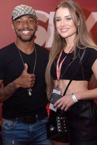 Nego do Borel e modelo ensaiam volta ap�s troca de beijos e carinhos na Sapuca�