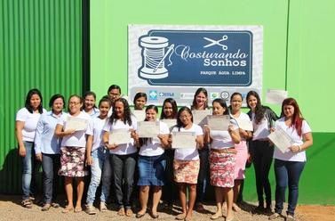 Empreendedoras concluem curso de costura industrial com encomenda de 18 mil pe�as
