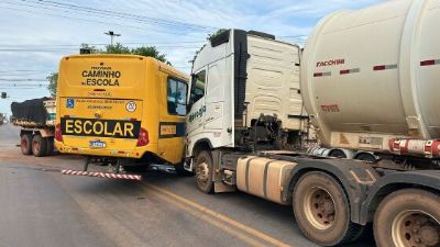 ​�nibus escolar � atingido por caminh�es na Rodovia dos Imigrantes