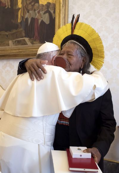 Papa Francisco recebe l�der ind�gena brasileiro Raoni no Vaticano