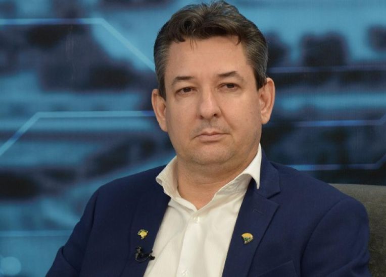 Pastor cita 'fogueira de gravetos' e garante redu��o de imposto