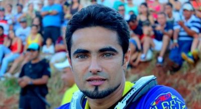 Piloto mato-grossense cai durante salto de motocross