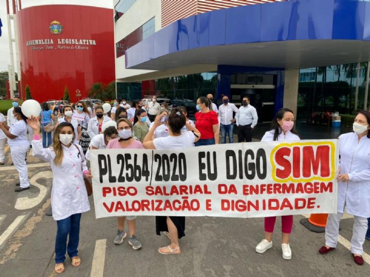 7 mil profissional de enfermagem s�o afetados por decis�o