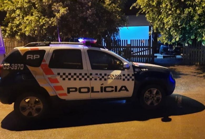 Homem escala sacada, estupra mulher e a obriga a rezar com ele