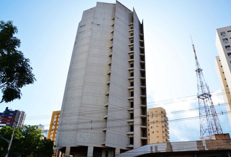 Vizinhos denunciam sujeira e invas�o em hotel de luxo inacabado