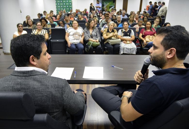 Grupo de artes�s 'Mulheres de Fibra' busca apoio da Prefeitura para sair da informalidade