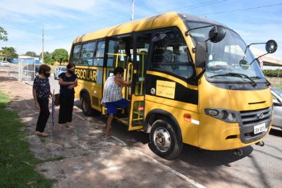 Micro-�nibus s�o utilizados no transporte de idosos para vacina��o contra covid-19