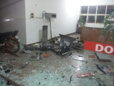 Assaltantes explodem caixa eletr�nico em prefeitura e fazem vigilante ref�m