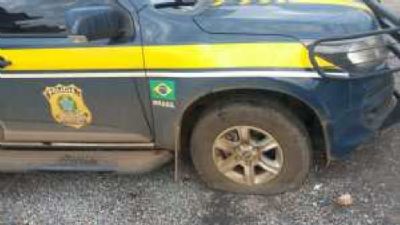 Bandidos trocam tiros com PRF; sequestram 2 e fogem em MT