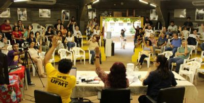 Professores e t�cnicos fazem ato na UFMT e seguem ao DF