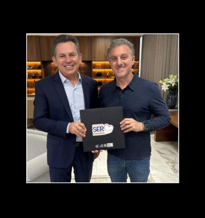 Luciano Huck recebe livro sobre programas idealizados pela primeira-dama de MT