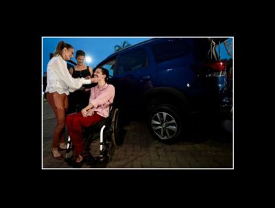 Virginia Mendes entrega ve�culo adaptada � m�e de jovem portador de paralisia cerebral