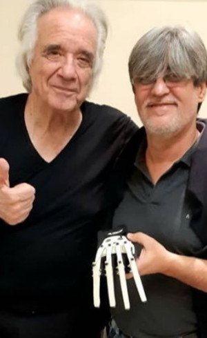Maestro Jo�o Carlos Martins ganha luvas bi�nicas e volta a tocar piano
