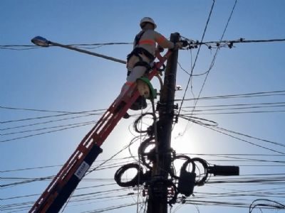 ​Temporal derruba 100 postes e deixa milhares sem energia em MT