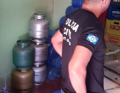 Pol�cia identifica infra��es e fecha ponto de venda ilegal de g�s