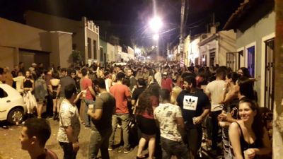 Jovens voltam a movimentar a Pra�a da Mandioca
