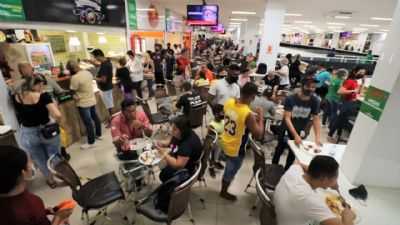 Variedade gastron�mica: Se delicie na Pra�a de alimenta��o do Shopping Popular