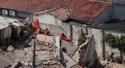 Bombeiros encontram corpo de 2� v�tima de pr�dio que desabou no CE