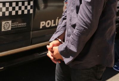 Policiais alvos de opera��o ficar�o presos em batalh�o e no CCC; sete mandados n�o cumpridos