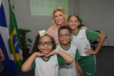 Primeira-dama M�rcia Pinheiro entrega primeiros �culos da edi��o 2024 do Projeto Enxergar � Humanizar