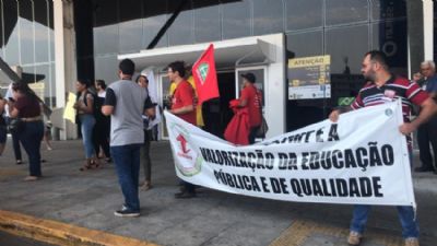 Estudantes e servidores da UFMT fazem protesto durante chegada do Ministro da Educa��o