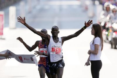 ​Queniano vence S�o Silvestre com ultrapassagem nos �ltimos segundos