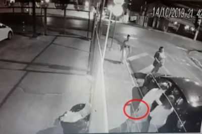 C�mera flagra mulheres armadas rendendo motorista em Cuiab�