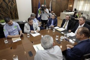 Ap�s media��o do TCE, governo assume obras de asfalto em Cuiab�