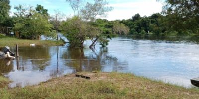 ​Ribeirinhos deixam casas ap�s aumento no n�vel do Rio Paraguai em MT