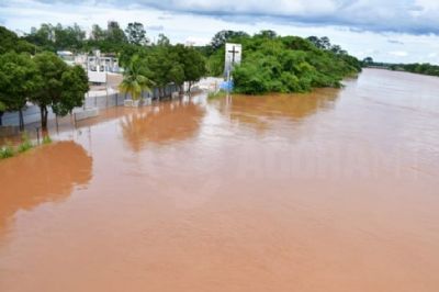 N�vel do Rio Vermelho sobe e provoca alagamentos em Rondon�polis
