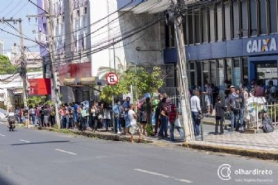 Homem � preso por guardar fila para aux�lio emergencial e fazer amea�as a policiais